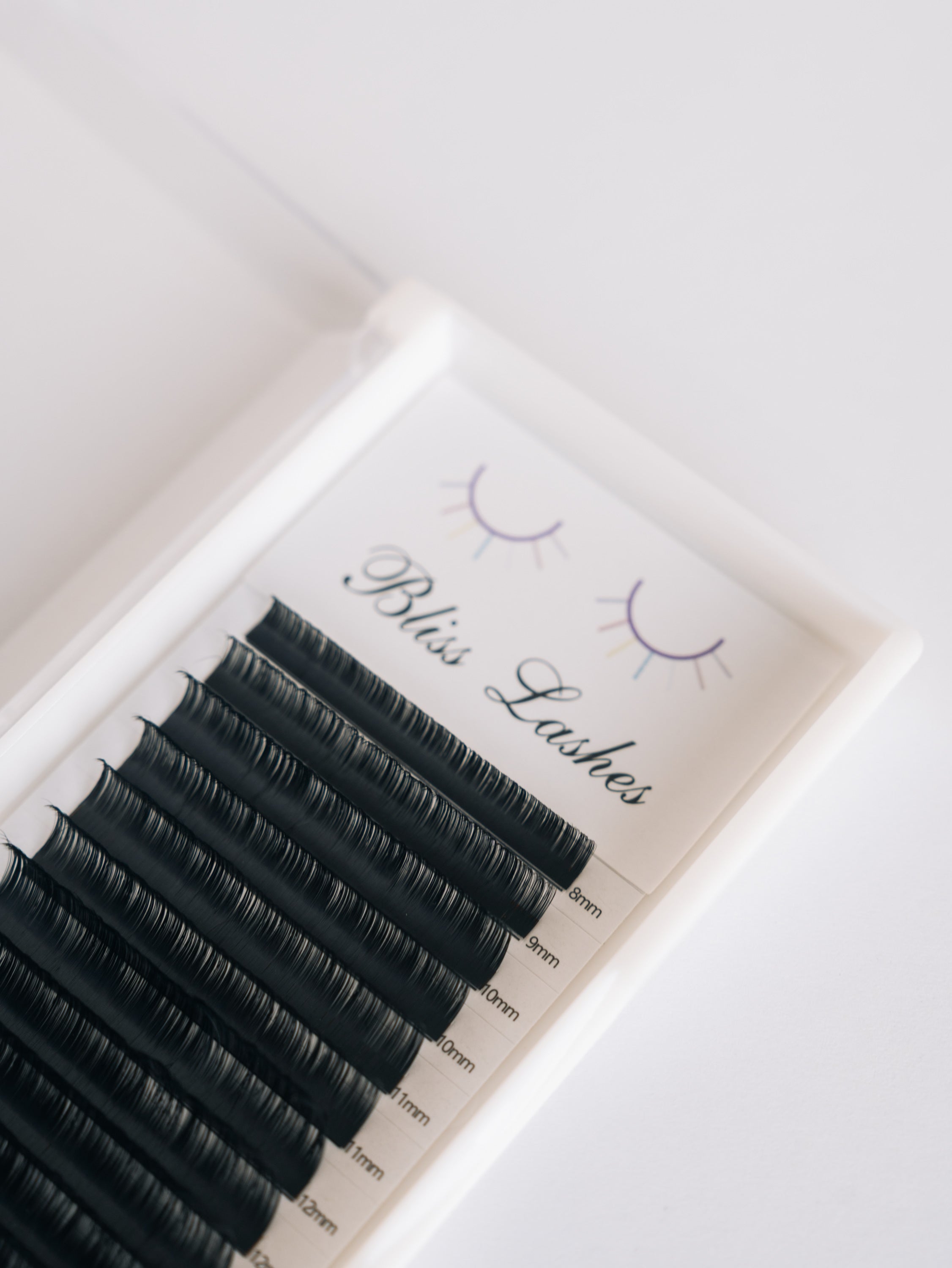 Close-up detail of 0.05 CC Curl volume lash fibers