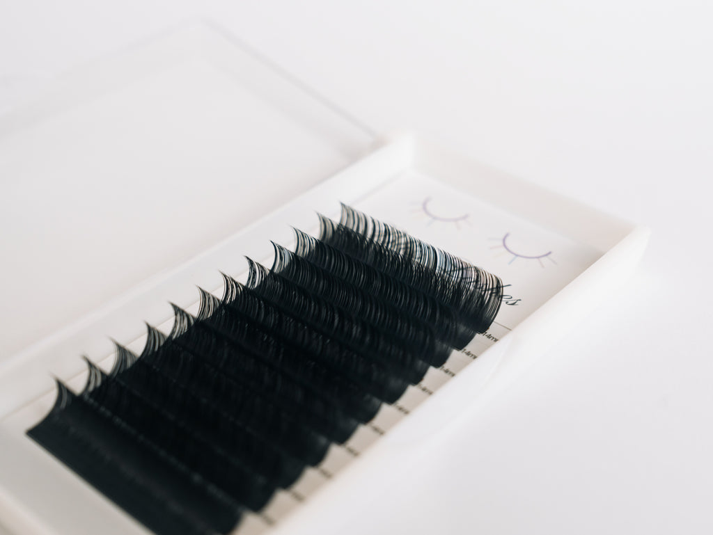 Close-up of CC Curl single-length volume lash fibers