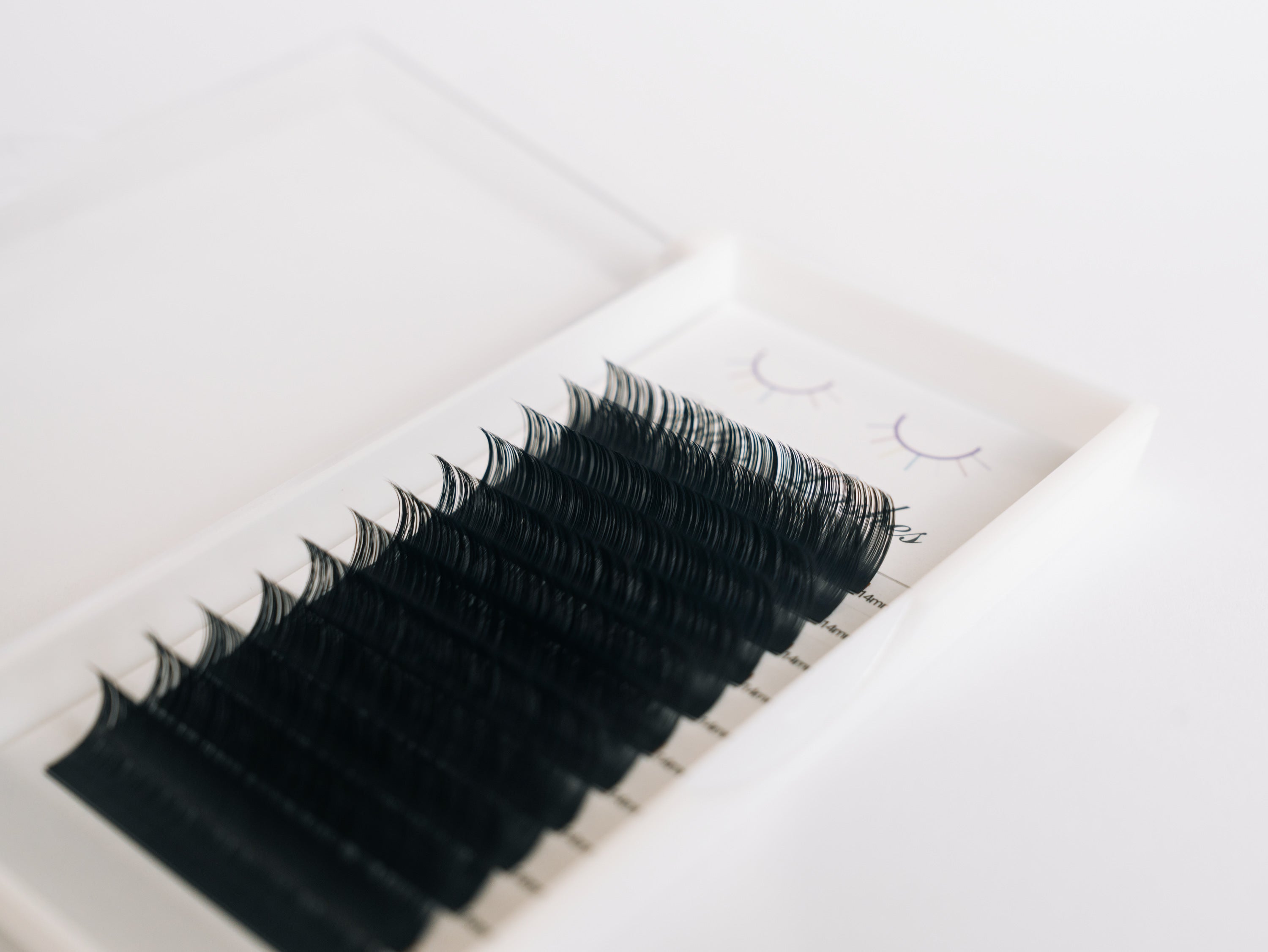 Close-up of CC Curl single-length volume lash fibers